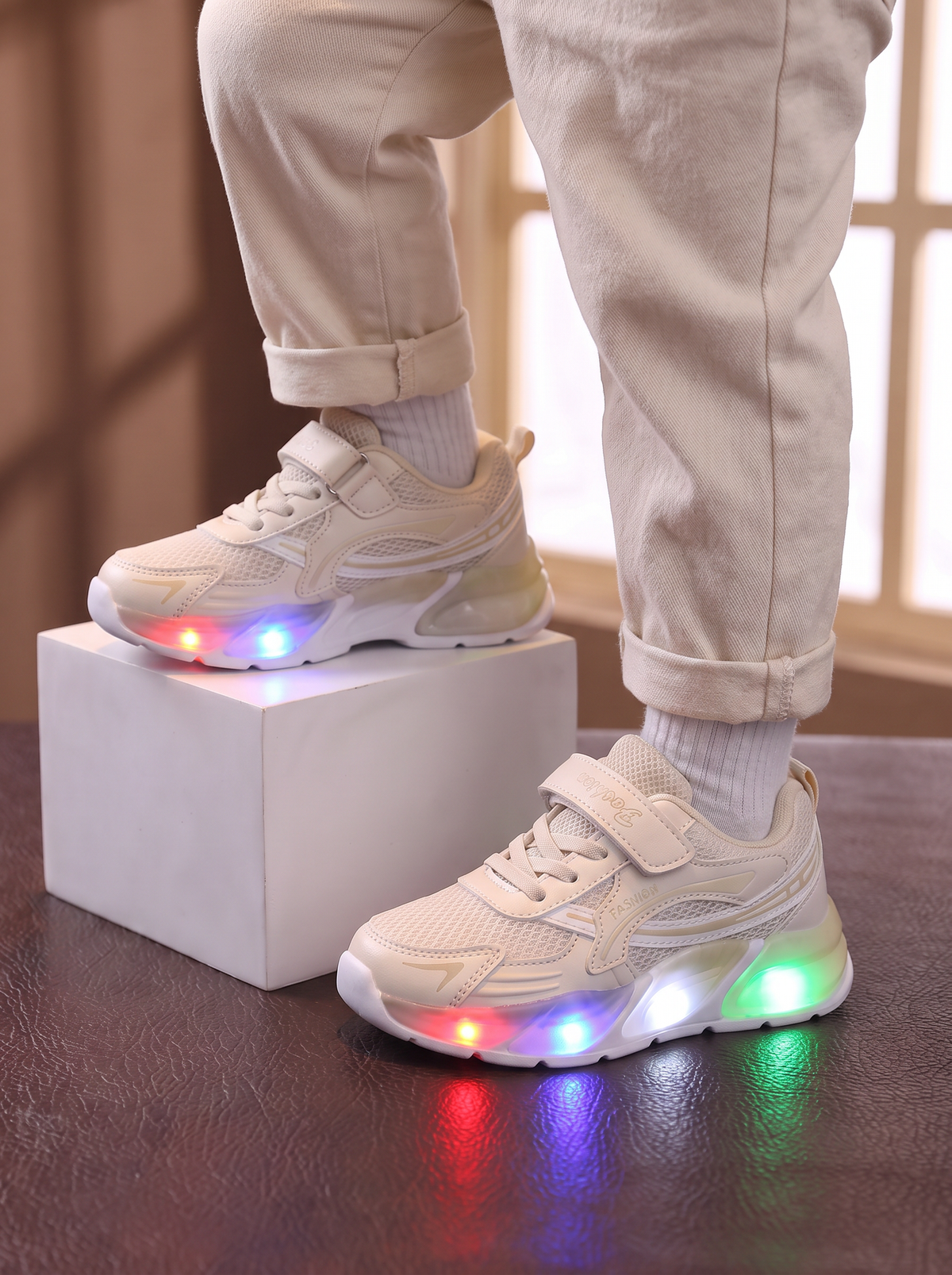 Baskets LED LumiFlex Junior Maman & Moi - Beige portees