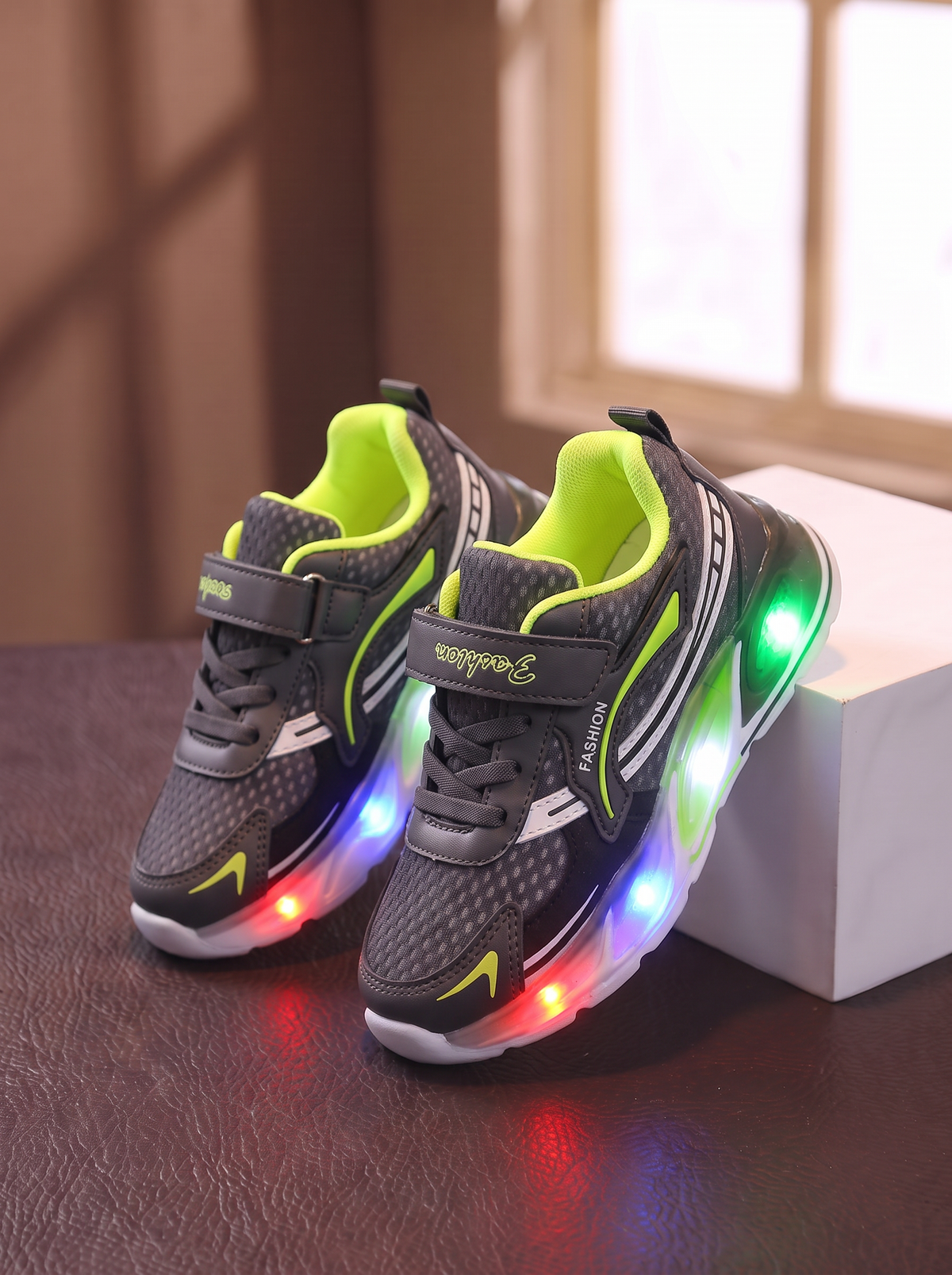 Baskets LED LumiFlex Junior Maman & Moi - Gris paire sur table