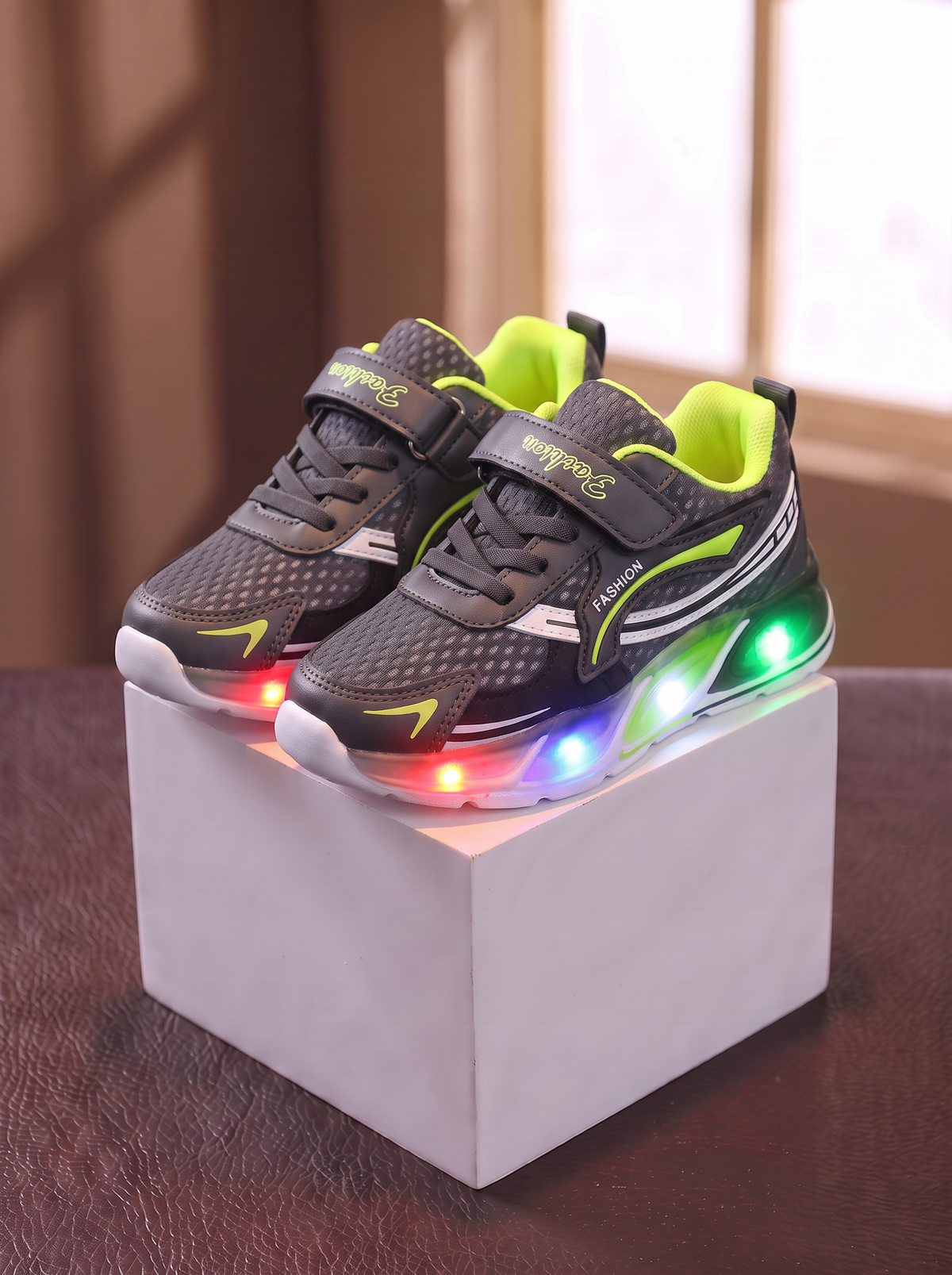 Baskets LED LumiFlex Junior Maman & Moi - Gris paire sur cube