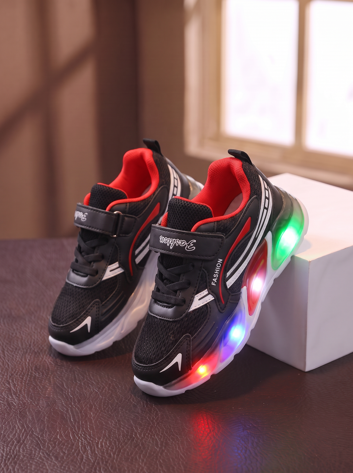 Baskets LED LumiFlex Junior Maman & Moi - Noir paire sur table