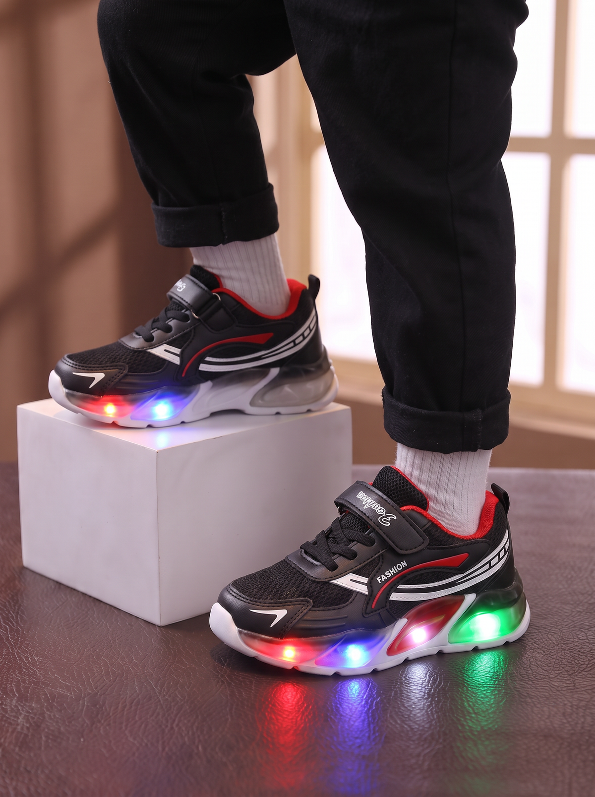 Baskets LED LumiFlex Junior Maman & Moi - Noir portees par un enfant