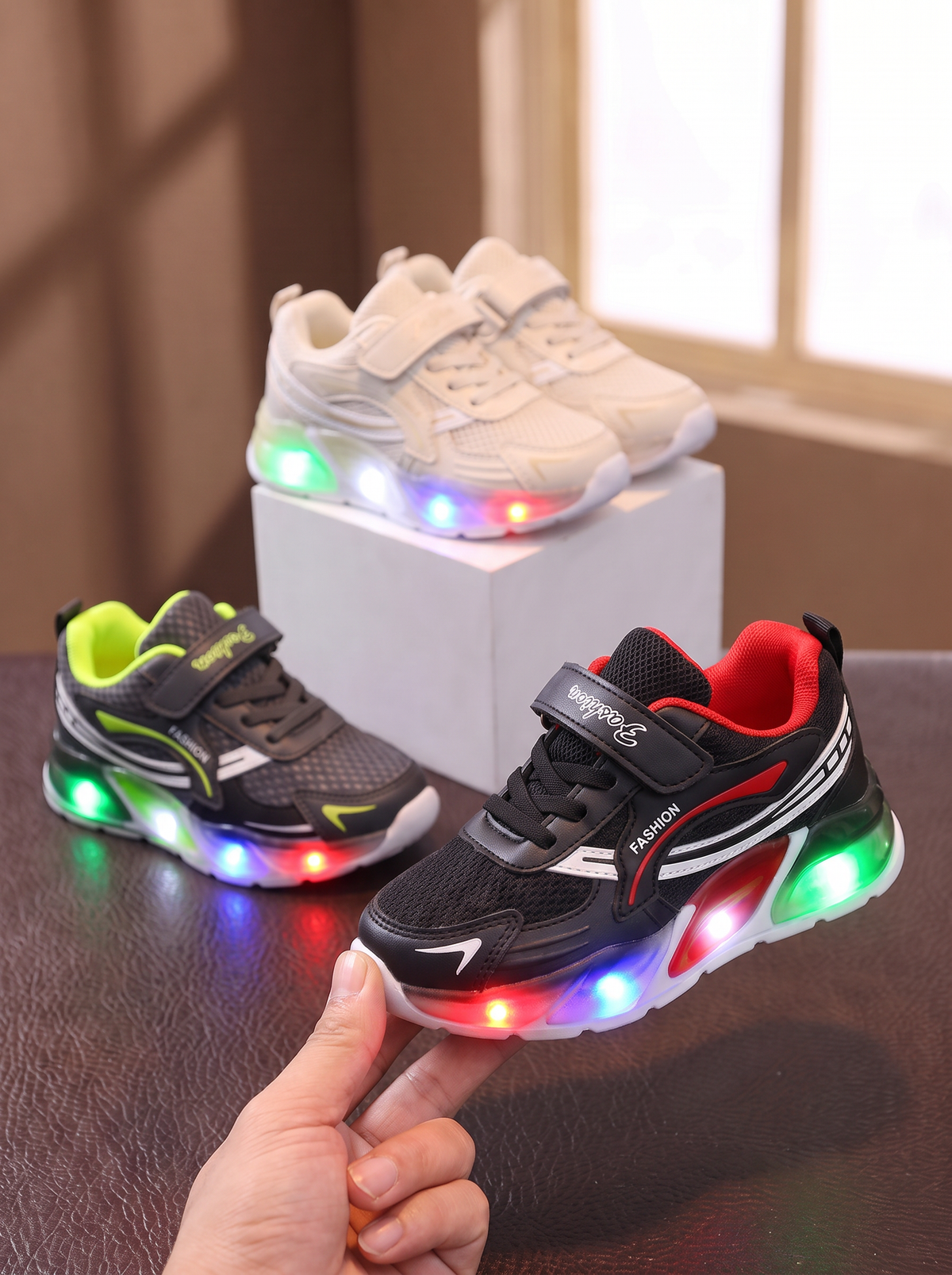Baskets LED LumiFlex Junior Maman & Moi - 3 couleurs groupe en main