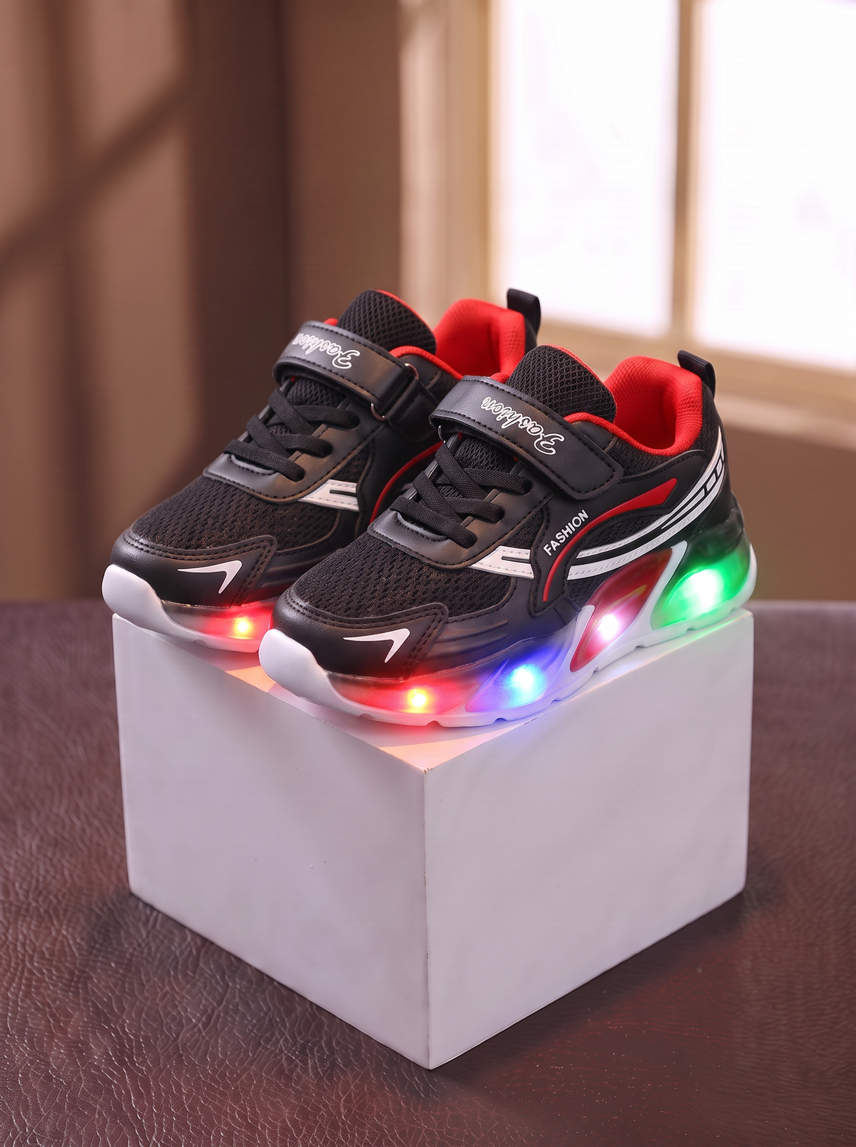 Baskets LED LumiFlex Junior Maman & Moi - Noir paire sur cube