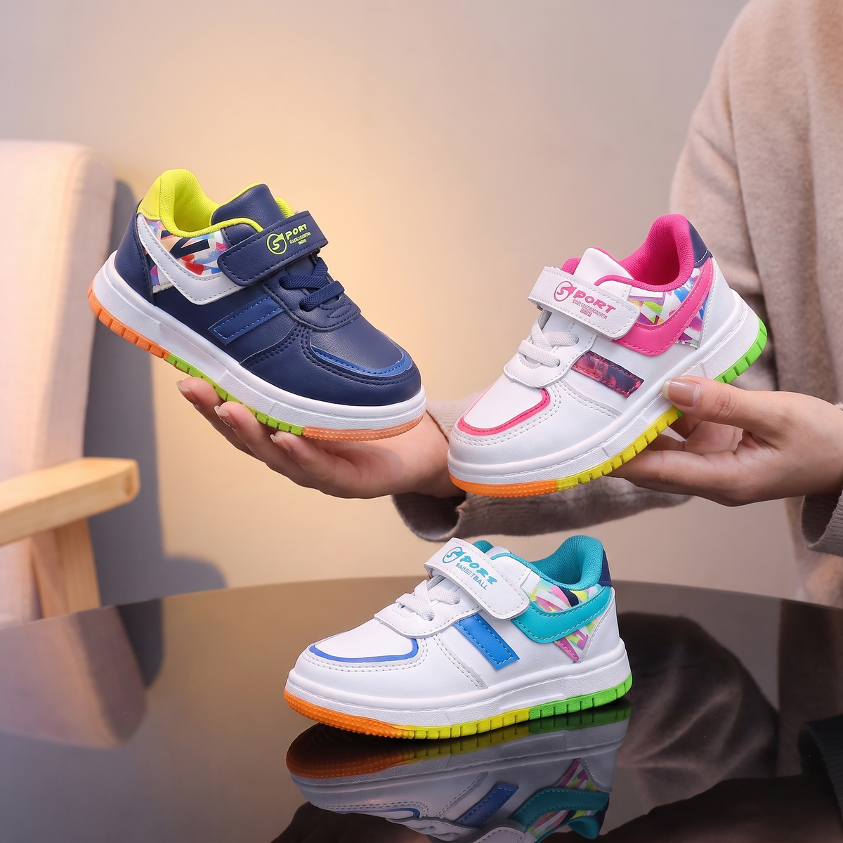 Baskets fille Mama & Moi - trois couleurs tenues en main