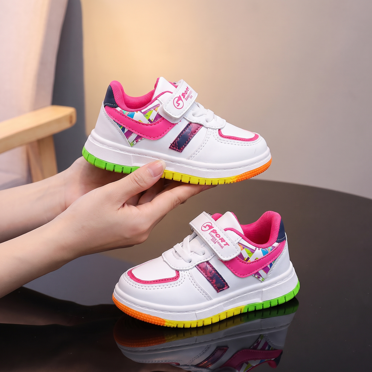 Baskets fille Mama & Moi rose - tenue en main