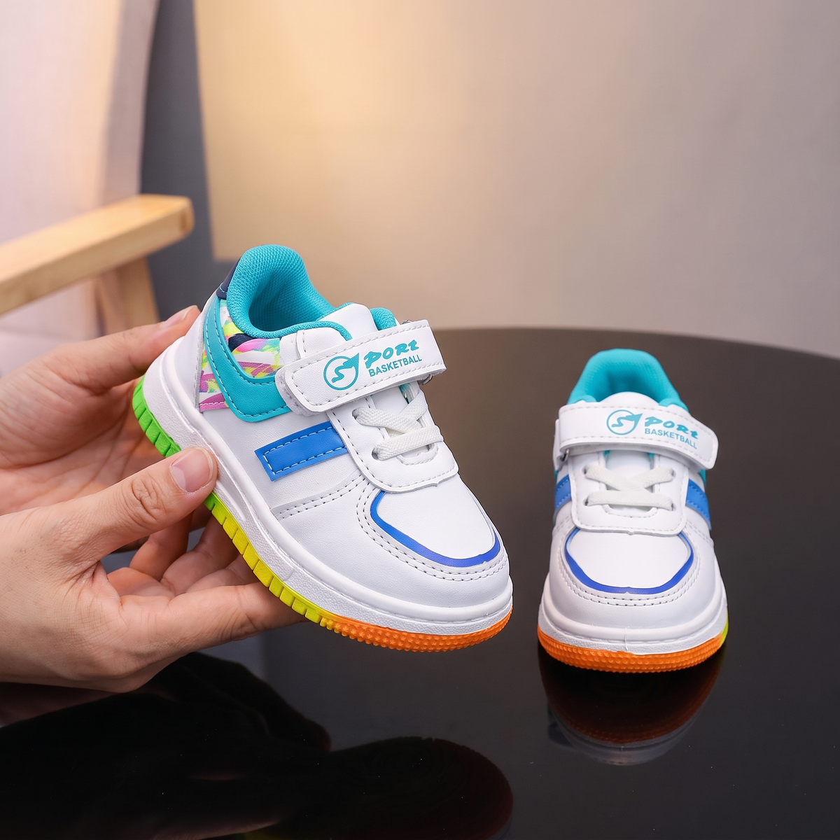 Baskets fille Mama & Moi turquoise - tenue en main